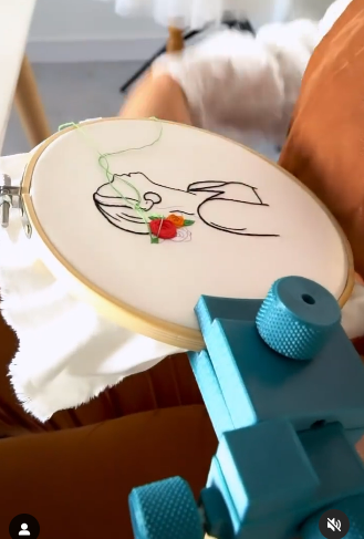Miniature : SUPPORT DE TAMBOUR DE BRODERIE AVEC SOCLE