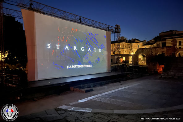 Projection du film Stargate de 1994.
Festival du film Peplum théâtre antique de Arles