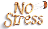 Scritta "No Stress" formata da canne di bambù, motto della Scuola Kitesurf Makai, accompagnata da una spiga decorativa