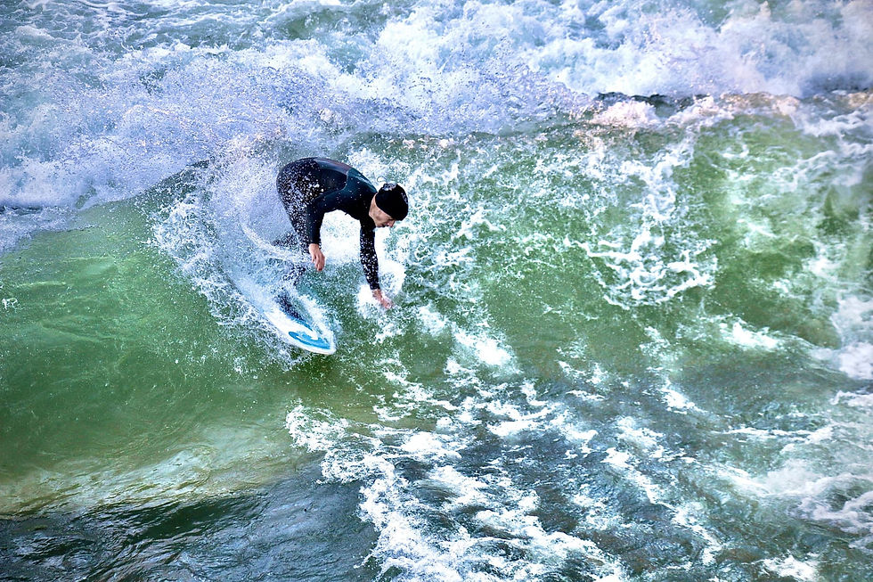 surfista nell'acqua dall' alto