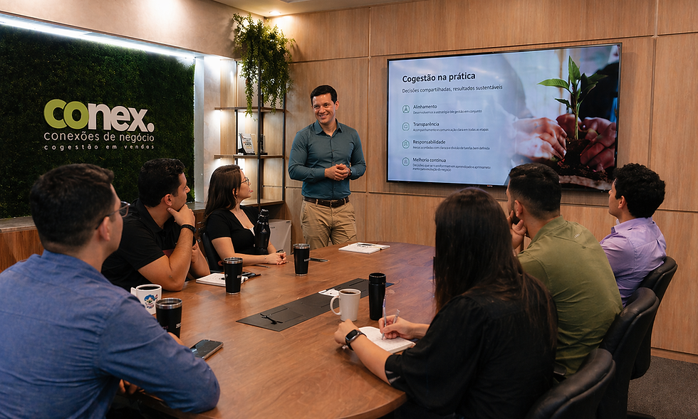 Edgar Marcucci conduzindo reunião de cogestão com equipe, apresentando estratégia de vendas em ambiente corporativo da Conexões de Negócio