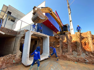 Prefeitura de Cruzeiro do Sul instala aduelas de concreto na galeria de drenagem da Avenida Joaquim Távora nesta