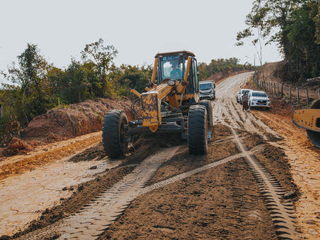 Prefeitura de Cruzeiro do Sul segue com recuperação do Ramal Badejo de Cima e garante acesso para produtores rurais