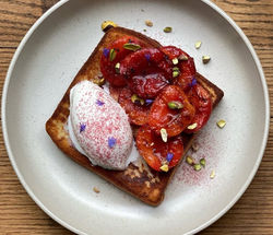 Френч тост с карамелизованными персиками