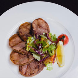 Говяжий язык на гриле с соусом сливочный хрен