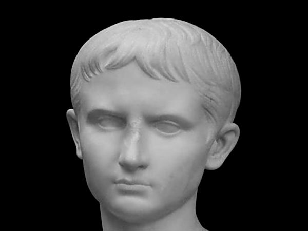 첫 번째 로마 황제는 AD 14년까지 통치한 아우구스투스였습니다.