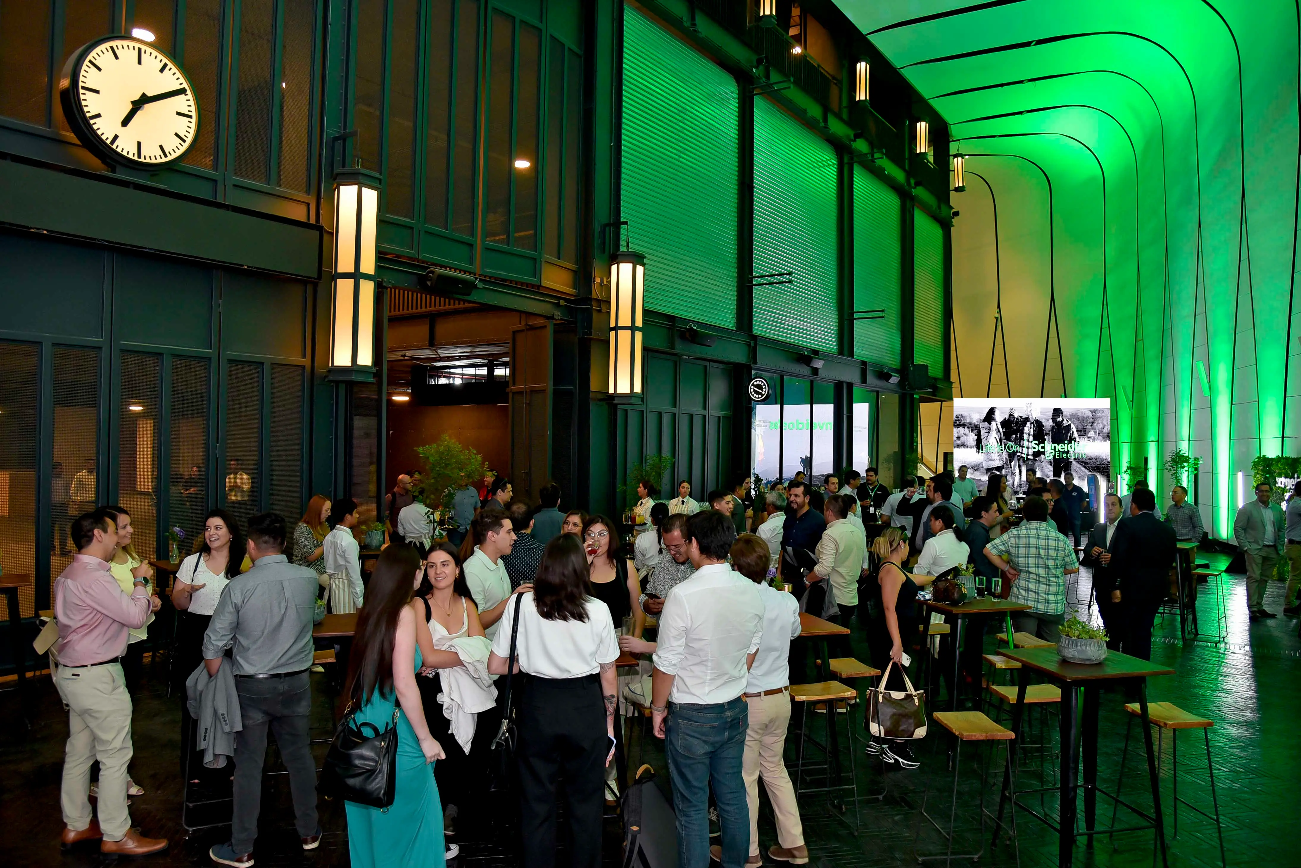 Grupo de personas en evento corporativo
