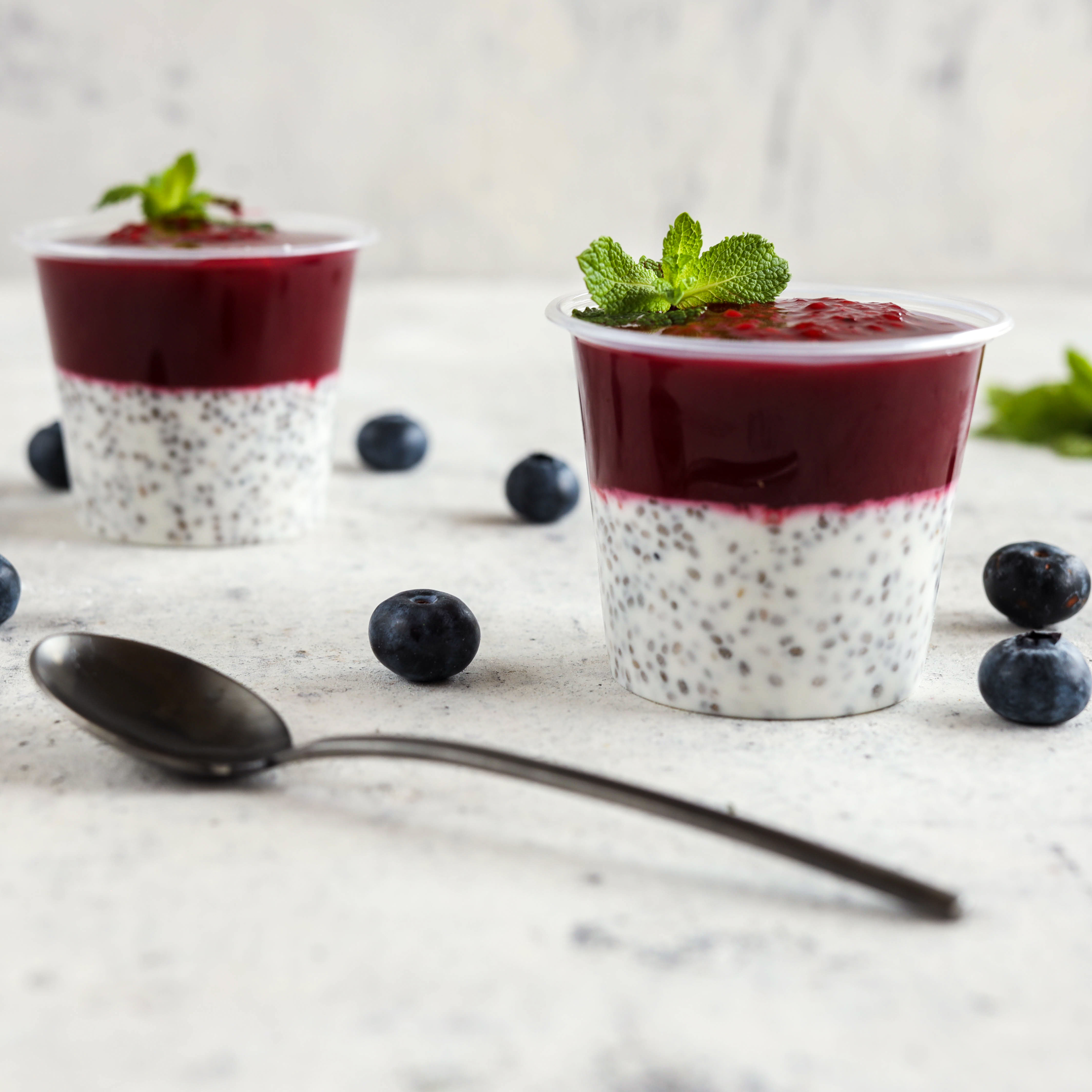 Mini chia desertas su graikišku jogurtu ir uogomis (1 vnt)