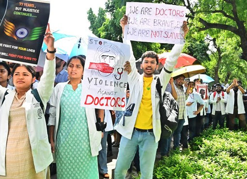 ഡോക്ടർമാരുടെ സമരം; ആരോഗ്യ മന്ത്രാലയത്തിന് മുമ്പിൽ ഇന്ന് ഫ്രീ OPD