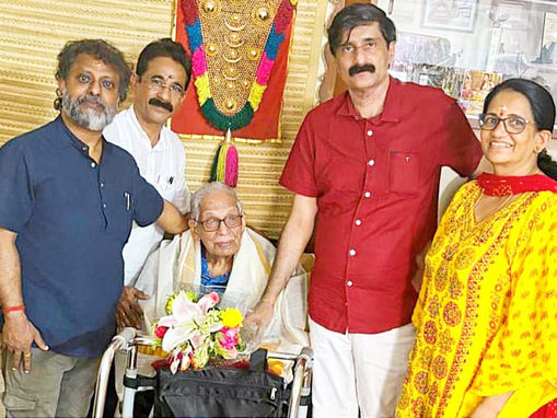 “ഓംചേരിക്ക് ഡൽഹി വൈക്കം സംഗമത്തിന്റെ സ്നേഹാദരവ്.”