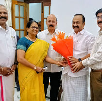 മുഖ്യമന്ത്രി വി ഡി സതീശന് ഡൽഹി വൈക്കം സംഗമം പ്രതിനിധികൾ ആശംസകൾ അറിയിച്ചു.