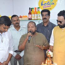കേരള കിച്ചൺ" ഇനി ദ്വാരകയിൽ; വിദ്യാധരൻ മാസ്റ്റർ ഉദ്ഘാടനം ചെയ്തു