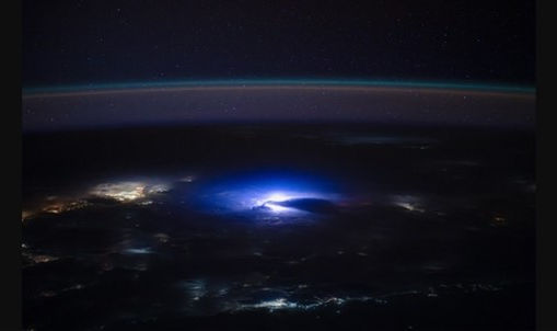 സ്പേസ് ക്യാമറയിൽ പതിഞ്ഞ മിന്നൽപിണർ