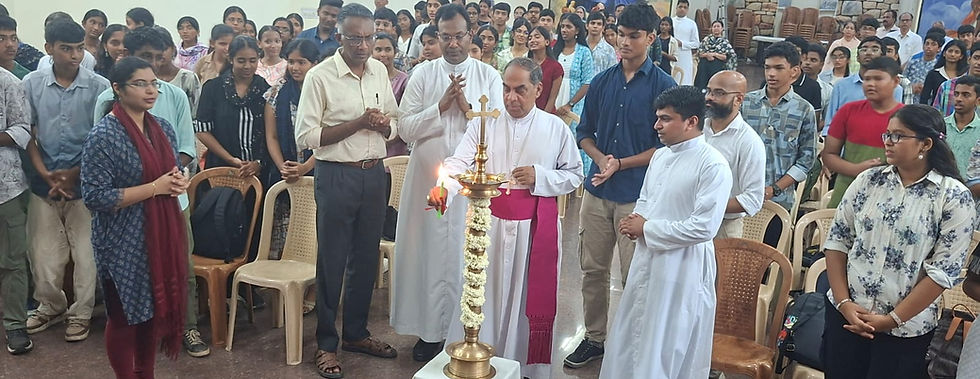 ജസോളയിലെ ഔവർ ലേഡി ഓഫ് ഫാത്തിമ ഫൊറോന പള്ളിയിൽ 'എലൈവ് - എ ഡേ വിത്ത് ദി ആർച്ച്ബിഷപ്പ്' എന്ന പരിപാടി യുടെ ഉത്ഘാടനം ആർച്ച്ബിഷപ്പ് കുര്യാക്കോസ് ഭരണികുളങ്ങര നിർവഹിക്കുന്നു . സമീപം കാറ്റിക്കിസം ഡയറക്ടർ ഫാ. ജിന്റോ ടോം, സെക്രട്ടറി ശ്രി രഞ്ജി