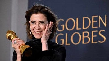 fernanda torres recebendo seu globo de ouro de melhor atris