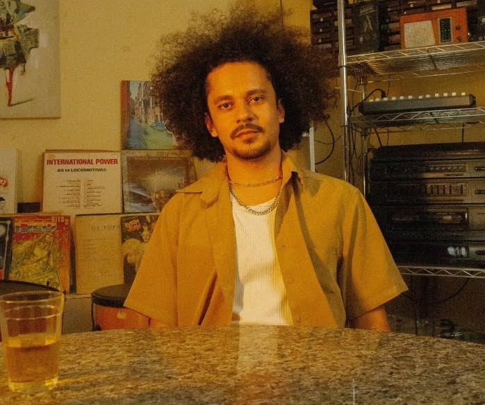 Em seu primeiro lançamento do ano, Vaine entrega uma crônica musicada sobre dilemas comuns da geração atual | Foto: Divulgação