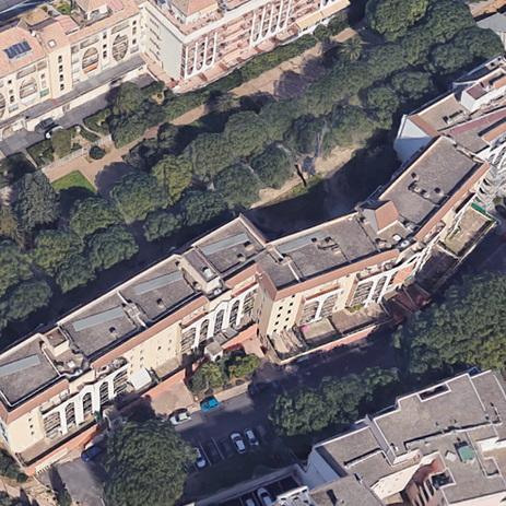 L’alimentation par une seule installation de plusieurs logements est possible, ce principe s’appelle l’autoconsommation collective. Nous avons réalisé, dans le cadre d’un audit énergétique complet, une étude de faisabilité pour l’alimentation en énergie solaire photovoltaïque d’un immeuble de 77 appartement à Bézier (34). Dans ce cas précis, la toiture équipée d’une centrale photovoltaïque suffirait à couvrir les besoins électriques du bâtiment en journée hors période de chauffage.