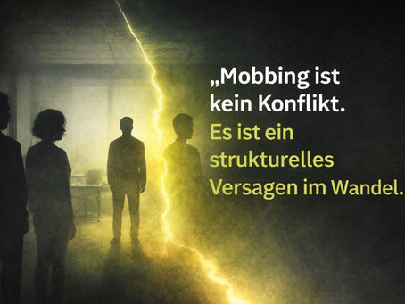 Abstrakte Darstellung von Mitarbeitenden unterschiedlicher Generationen, getrennt durch einen leuchtenden Riss als Symbol für strukturelle Spannungen im Wandel. Text im Bild: „Mobbing ist kein Konflikt. Es ist ein strukturelles Versagen im Wandel.“