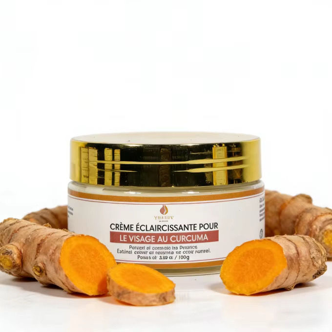créme éclaircissante au curcuma entourée de morceaux curcuma
