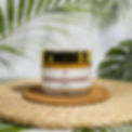 gommage visage sucre et curcuma dans un pot en verre avec feuille palmiers