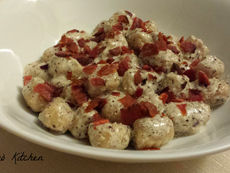 Gnocchi di castagne con salsa al radicchio e speck croccante