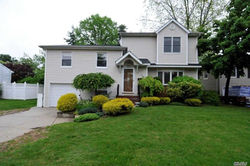 18 Saturn Ct, Syosset