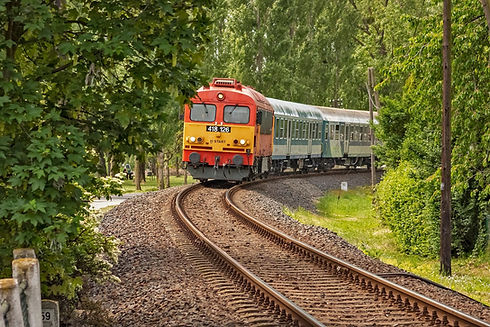 train-8386277_1280.jpg