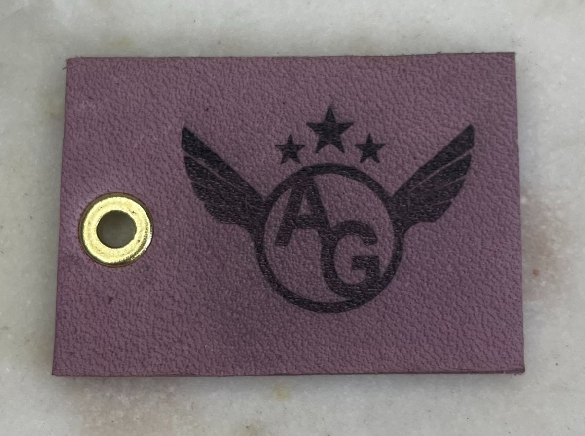 Porte-clé en cuir lila (œillet or avec logo)