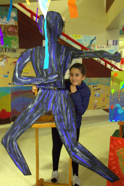 Resguardada debajo de su brazo