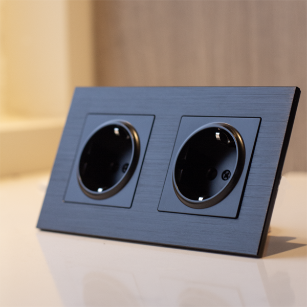 Miniatyrbilde: LH Stikkontakt 2x enkel innfelt m/jord inkl ramme- Børstet alu sort