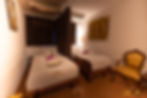 Massageraum bei Mega Thai Massage Dübendorf mit zwei Liegen.
