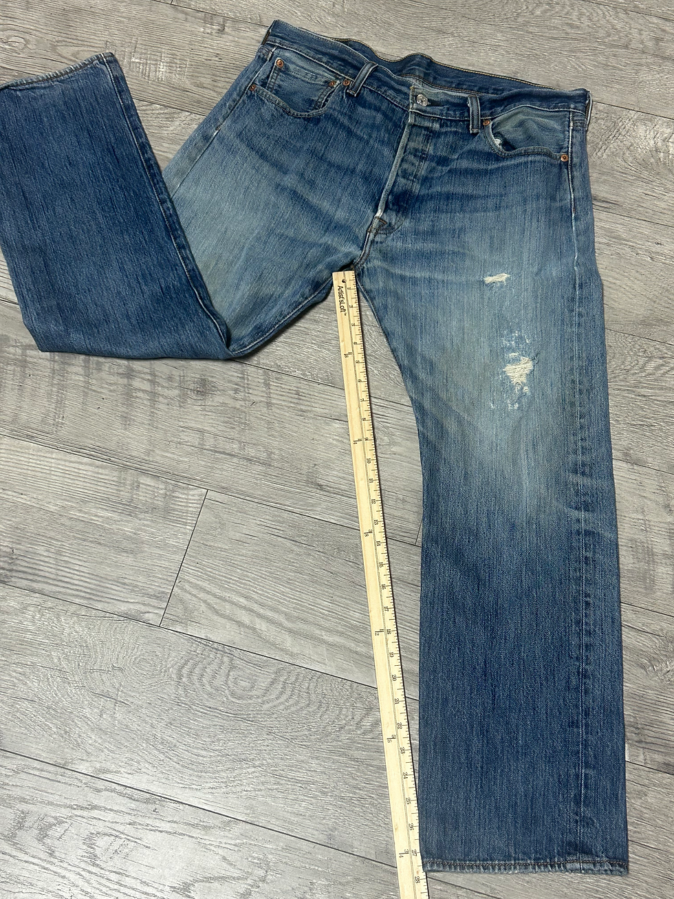 Thumbnail: Levi's Medium Wash Jeans