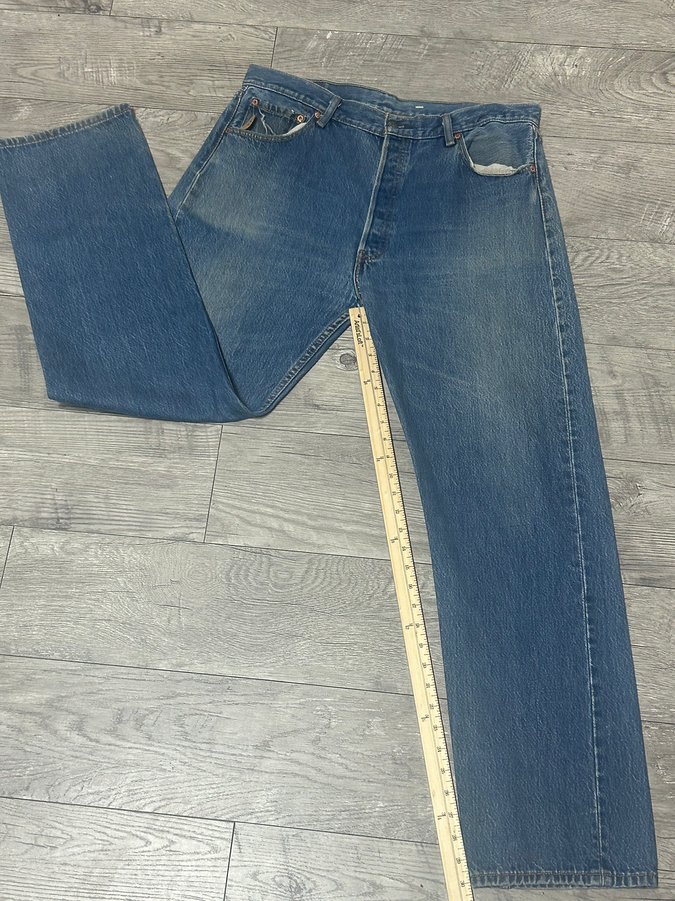 Thumbnail: Levi's Light Wash Jeans
