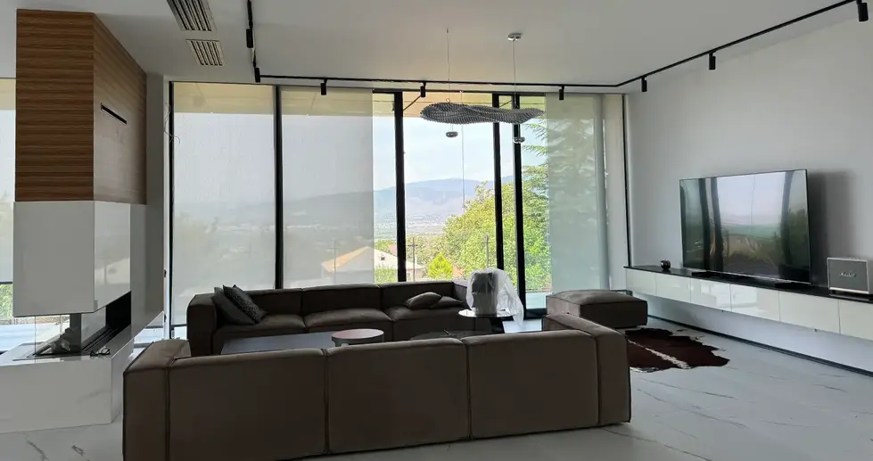Modern iç mekân tasarımında özel üretim raf sistemi ve minimalist mobilya uygulaması.