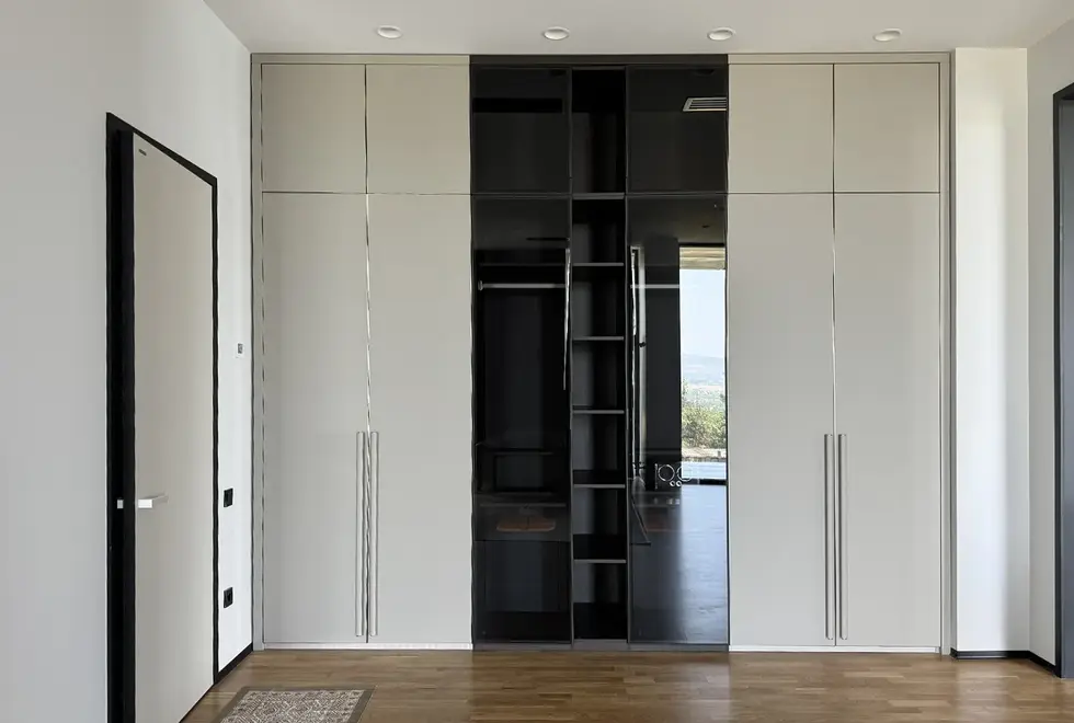 Minimalist yaşam alanı için tasarlanan fonksiyonel özel mobilya çözümleri.