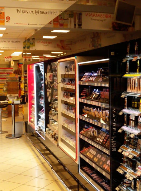 Rossmann mağazalarının iç mekan tasarımında mağaza standları, bankolar ve yönetici ofislerinin tasarımını gerçekleştirmiştir.
