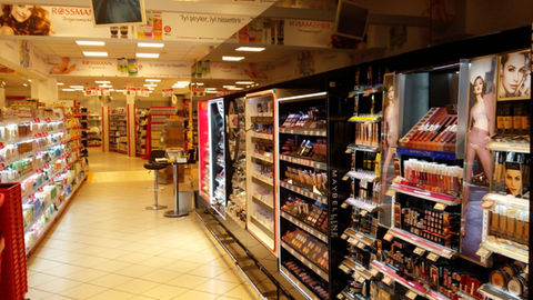 Rossmann mağazalarının iç mekan tasarımında mağaza standları, bankolar ve yönetici ofislerinin tasarımını gerçekleştirmiştir.