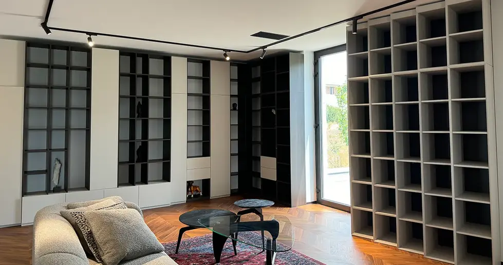 Özel üretim salon kütüphanesi, dekoratif raf sistemi ve mimari mobilya uygulaması.