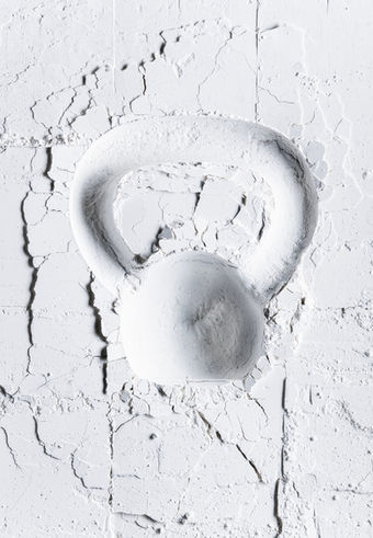 Stillleben mit Fitnessprodukten wie Proteinpulver und Nahrungsergänzungsmitteln, fotografisch inszeniert in cleanem Lichtaufbau.