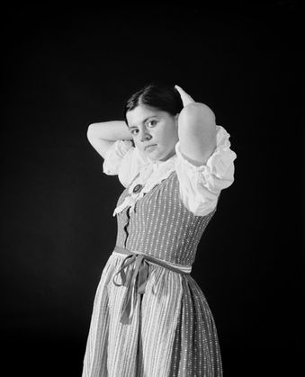 Analoges Schwarz-Weiß-Porträt einer Person in traditioneller Tracht, mit natürlicher Lichtführung und zeitloser Ästhetik.