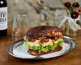 Laugendreieck-Sandwich mit Eimasse im Haarcafé auf dem Teller serviert