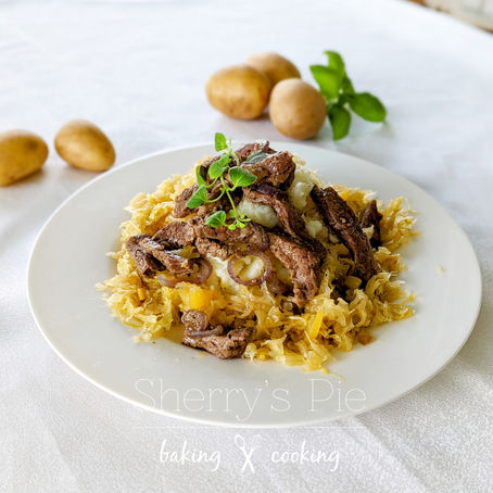 Kartoffelpüree mit hausgemachtem Sauerkraut und gebratenen Rinderstreifen