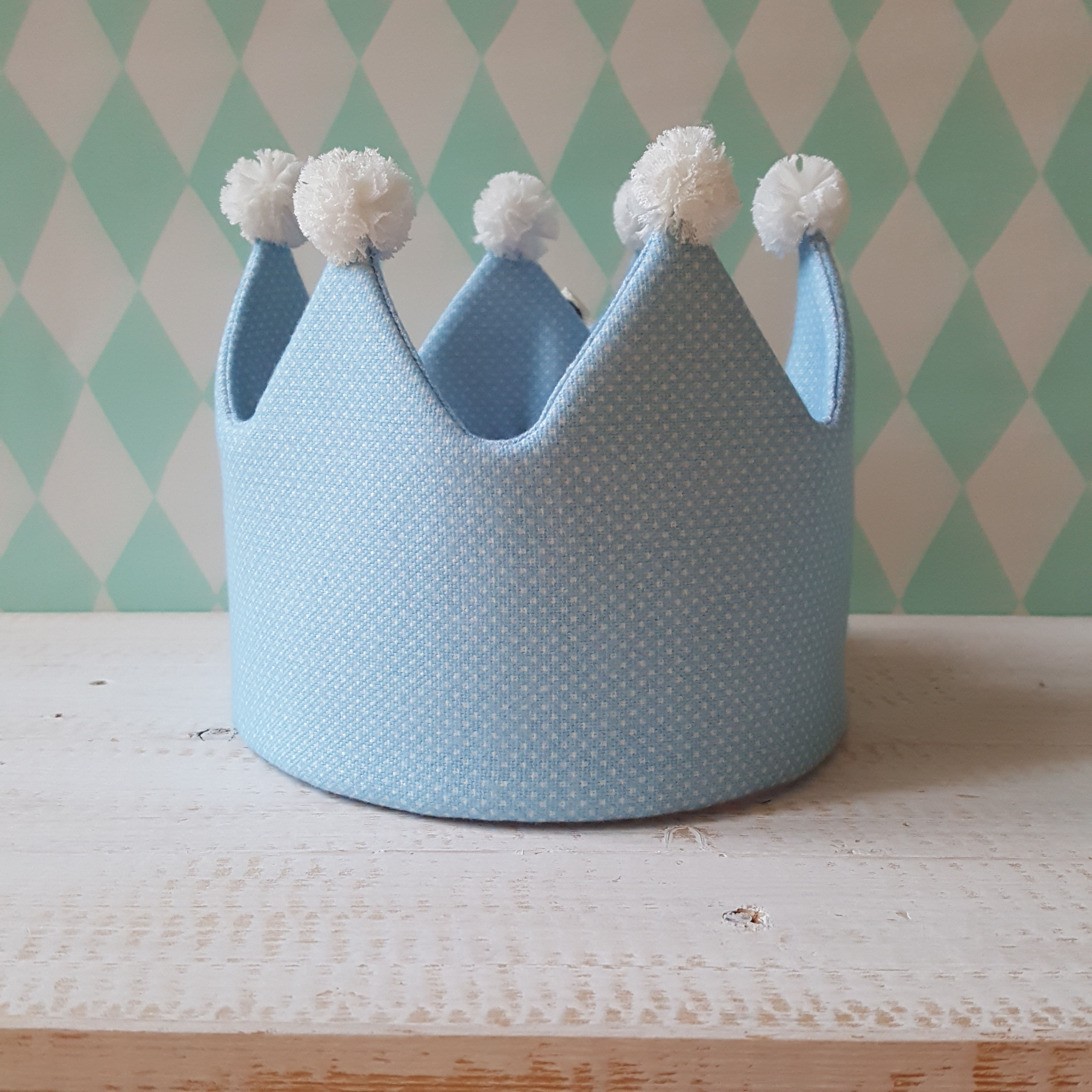 Coroa azul pintinhas*pompons branco