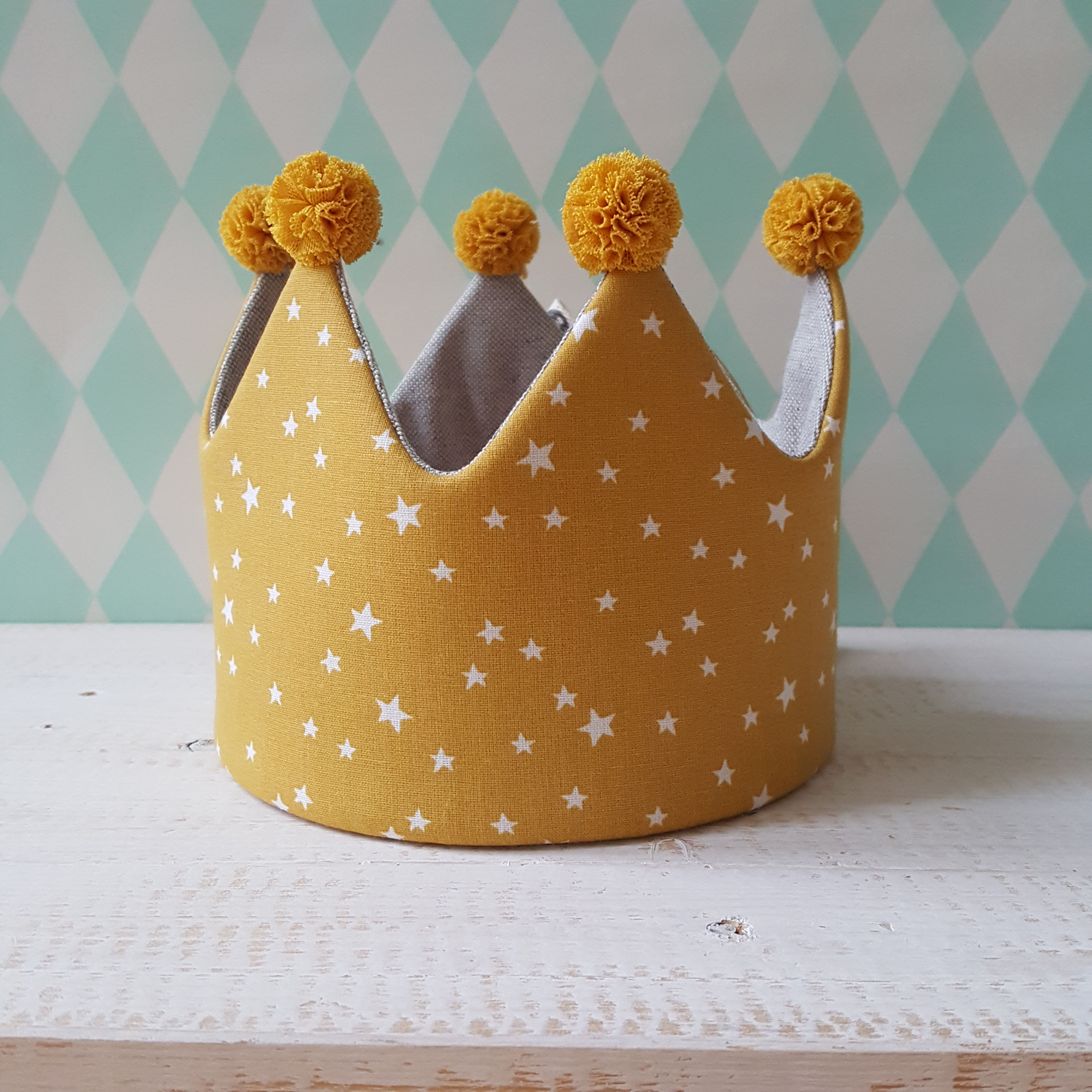 Coroa mostarda de estrelas e cinza*pompons mostarda