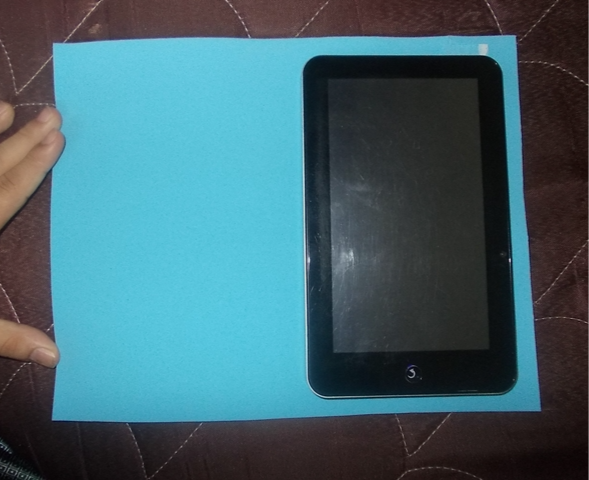 Tablet com a tela para cima em cima de folha de EVA