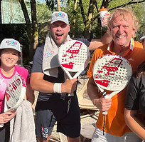Mensen met padelracket