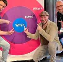 Rogier voor een banner met WHY - HOW- WHAT