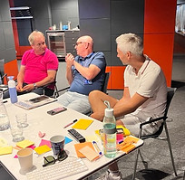 Mensen aan tafel die samenwerken aan hun marketingstrategie