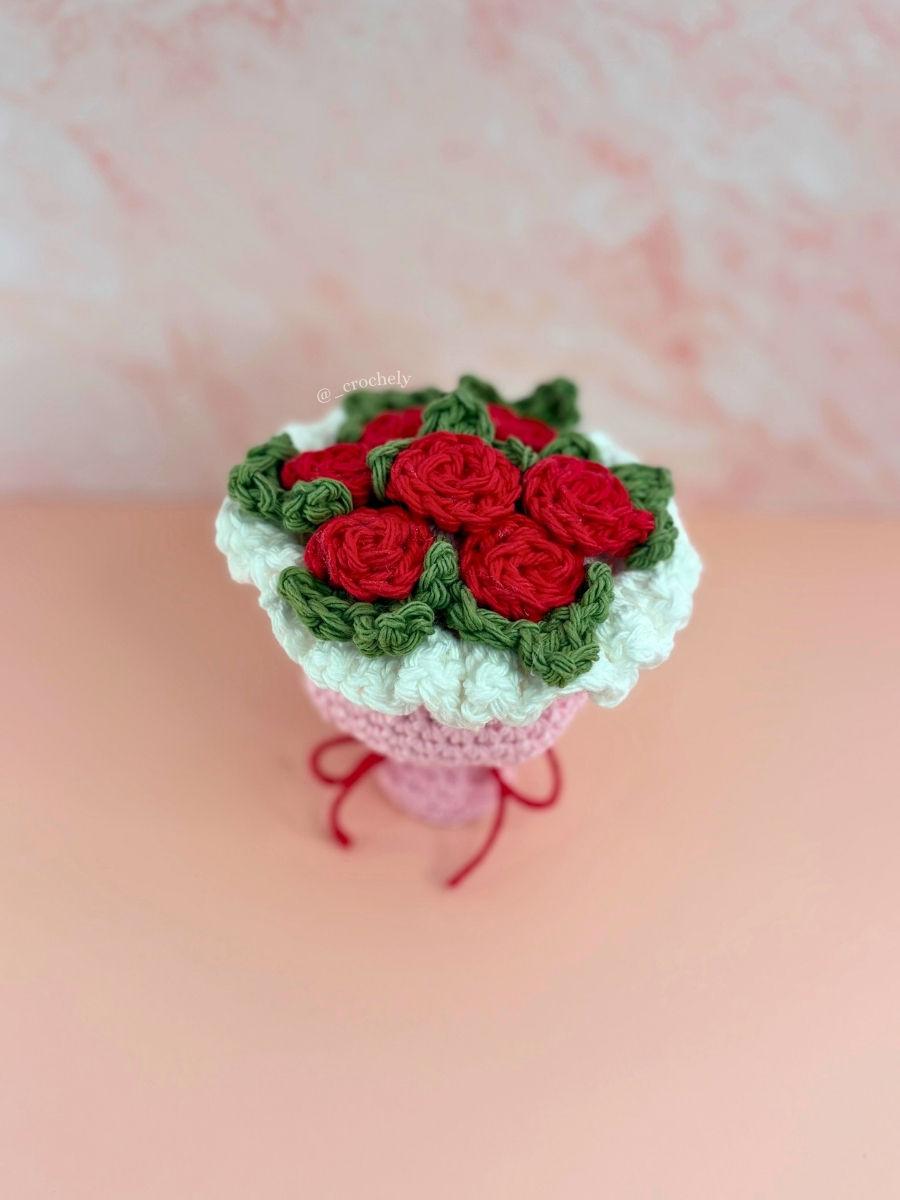 Thumbnail: Mini Bouquet of Red Roses