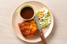 Beef Lasagna yang dihidangkan bersama coleslaw dan sos lada hitam di atas pinggan di Maz Cafe Bangi. 